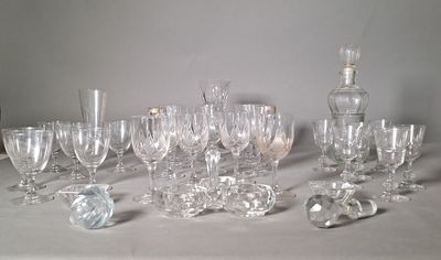 un grand nombre de verres à vin posés sur une table