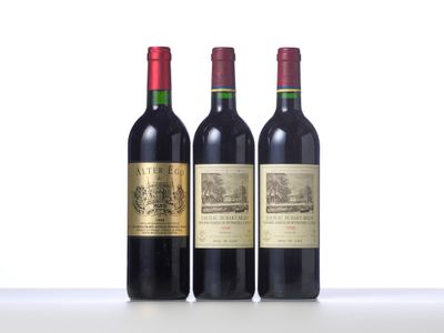 trois bouteilles de vin sont alignées sur une table