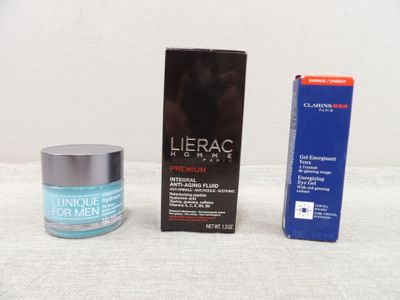 trois types différents de produits de soin pour la peau posés sur une surface blanche