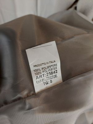 une étiquette au dos d'une veste blanche