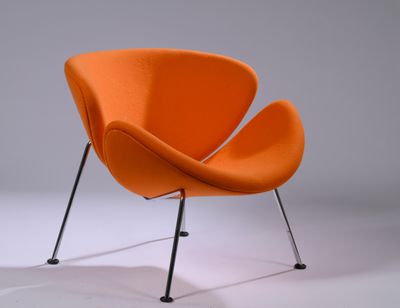 une chaise orange avec une structure et des pieds en métal noir sur fond blanc