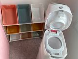 des toilettes blanches situées dans une salle de bains, à côté d'une poubelle
