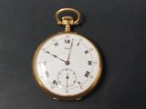 une montre de poche en or avec des chiffres romains