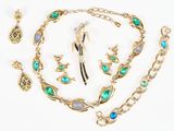 Ensemble composé d'un collier, d'un bracelet, d'une bague et de boucles d'oreilles en or, serti de pierres vertes et bleues