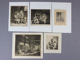 plusieurs photos en noir et blanc représentant des personnes et des animaux accrochées au mur