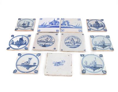 neuf sous-verres en faïence bleue et blanche ornés de motifs
