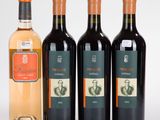 trois bouteilles de vin posées l'une à côté de l'autre sur une table