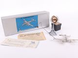 une petite maquette d'avion avec une boîte posée sur la table