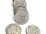 plusieurs pièces d'argent empilées les unes sur les autres sur une surface blanche
