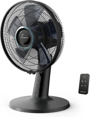 une photo d'un ventilateur noir posé sur une table, à côté d'une télécommande