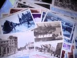 beaucoup de vieilles cartes postales qui traînent sur une table