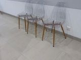 trois chaises alignées contre un mur