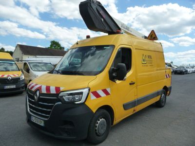 une camionnette jaune garée dans un parking