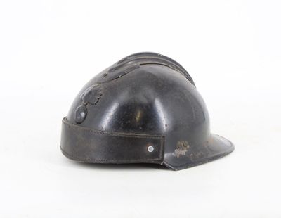 un casque posé sur une table
