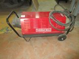 un radiateur portable rouge posé par terre dans une pièce