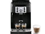 gros plan d'une machine à café avec deux tasses de café