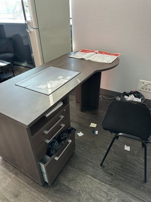 un bureau avec un tiroir et une chaise dans un coin