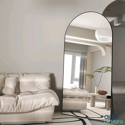 un grand miroir au milieu d'un salon avec un canapé
