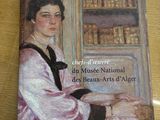 un livre posé sur une table, avec la photo d'une femme en robe rose