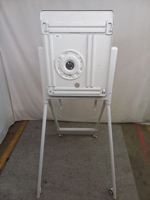 une chaise pliante blanche sur laquelle est posée une caméra