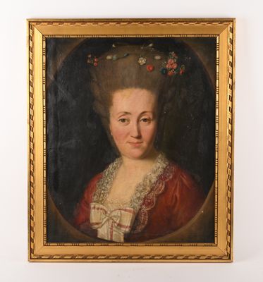 un tableau représentant une femme en robe rouge, coiffée d'une couronne