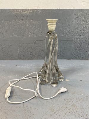 une image représentant une lampe à laquelle est branché un cordon d'alimentation