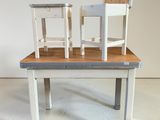 deux chaises posées sur une table en bois