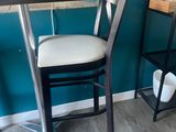 une chaise et une table dans une pièce aux murs bleus