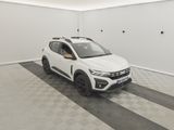 la voiture blanche est garée dans une pièce blanche avec un sol à carreaux