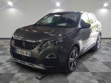 la voiture grise est garée sur un sol en damier dans le garage