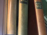 trois livres sur une étagère, avec une note posée dessus