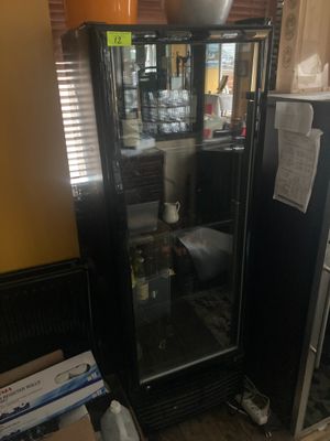 un réfrigérateur avec une porte en verre dans une cuisine