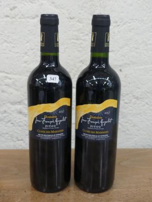 deux bouteilles de vin posées sur une table en bois