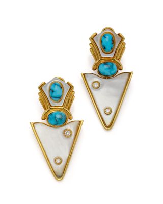 une photo d'une paire de boucles d'oreilles ornées de pierres turquoise et blanches
