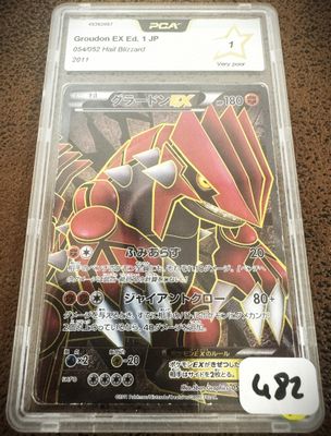 une boîte en plastique contenant une carte Pokémon