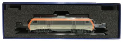 une maquette de train dans une boîte, posée sur une surface blanche