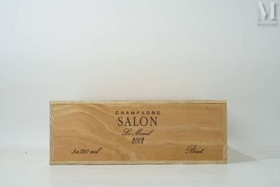La boîte en bois contient une bouteille de vin posée sur une surface blanche.