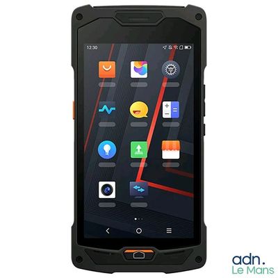 Le téléphone noir et orange est posé sur une surface blanche.