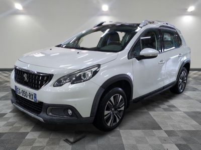 la voiture blanche est garée dans le garage sur un sol en damier