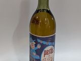 une bouteille de vin posée sur une table
