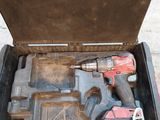 une boîte à outils contenant des outils, posée sur le sol