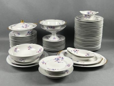 B&C, LIMOGES. Partie de service de table en porcelaine blanc…