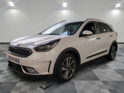 la voiture blanche est garée sur le sol à carreaux d'une pièce