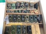 une boîte remplie de jouets militaires de toutes sortes
