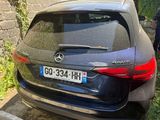 une voiture garée sur le côté de la route