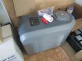 une petite machine qui se trouve dans le coin d'une pièce