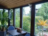 une table et des chaises sur une terrasse donnant sur un champ
