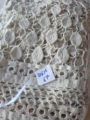 une étiquette sur un morceau de dentelle posé sur une table