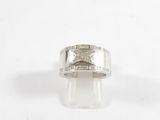 bague en argent sterling sertie de diamants blancs sur fond blanc