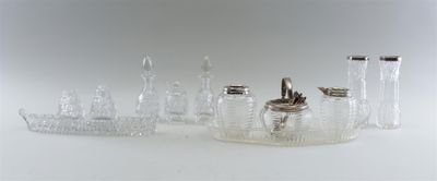 un grand nombre d'objets en verre posés sur une table